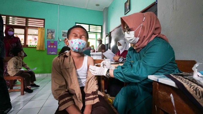 Pelaksanaan vaksinasi anak usia 6-11 tahun di Sleman, Sabtu (18/12/2021).