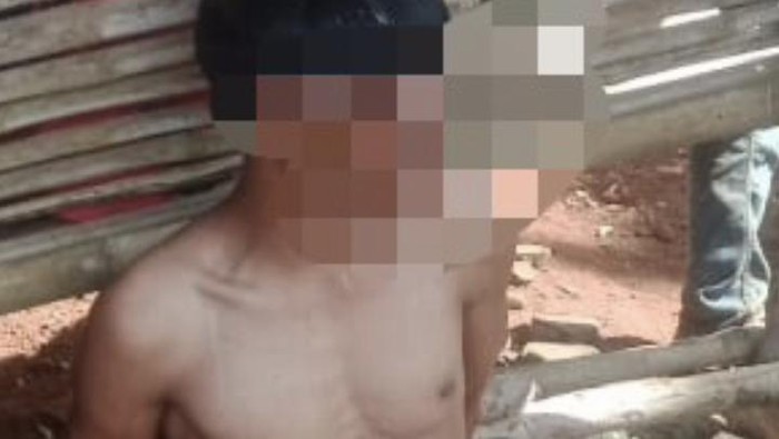 Pelaku saat diamankan warga