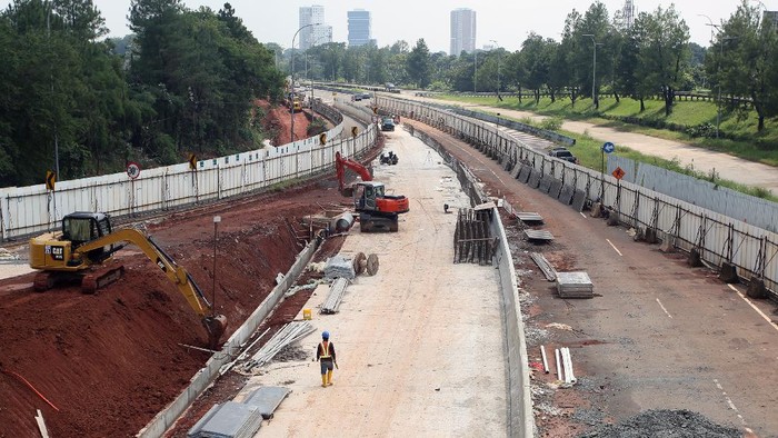 PEMBANGUNAN TOL SERBARAJA Pekerja menggunakan alat berat menyelesaikan pembangunan Jalan Tol Serpong - Balaraja (Serbaraja) di Serpong, Tangerang Selatan, Banten, Jumat (17/12/2021). Konstruksi Tol Serbaraja sepanjang 39,4 km yang akan terkoneksi dengan sejumlah jalan tol lainnya sehingga meningkatkan konektivitas menuju Jakarta dan Merak tersebut ditargetkan selesai pada 2024. ANTARA FOTO/Muhammad Iqbal/tom.