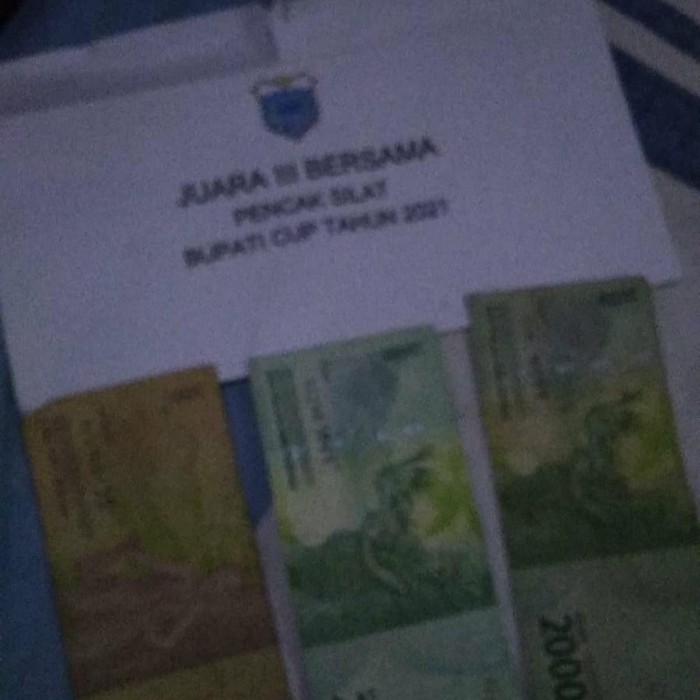Penampakan hadiah Bupati Cup di Pandeglang cabang olah raga pencak silat.