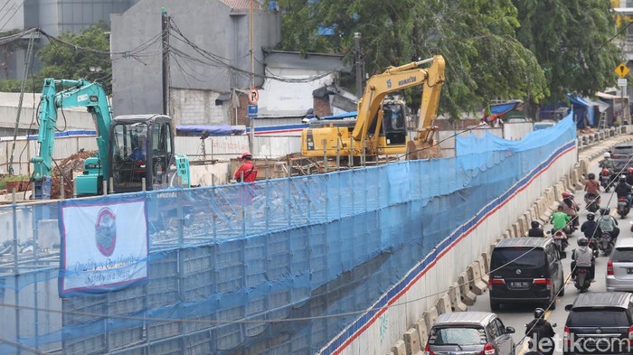 PT Waskita Karya (Persero) Tbk menargetkan pembangunan Jalan Tol Bekasi-Cawang-Kampung Melayu atau Jalan Tol Becakayu beroperasi penuh tahun depan.