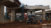 Waskita Karya juga telah menyelesaikan pekerjaan erection Steel Box Arch (SBArch) girder pada proyek Jalan Tol Becakayu Seksi 2A Ujung. Erection girder yang telah dilakukan menggunakan Crawler Crane berkapasitas 800 T ini memiliki total bentang sepanjang 212,6 meter dan berjumlah 36 batang girder. Pekerjaan erection ini terdiri atas 3 fase.