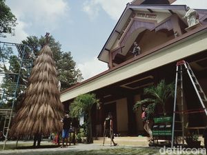 Unik! Pohon Natal 7 Meter di Klaten Dibuat dari Ratusan Sapu Lidi