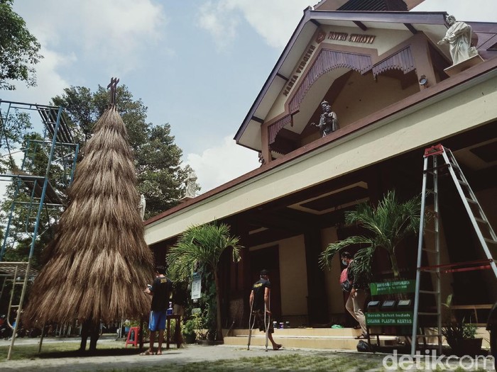 Pohon natal di Gereja Santa Maria Bunda Kristus, Kecamatan Wedi, Klaten, terbuat dari sapu lidi, Sabtu (18/12/2021).