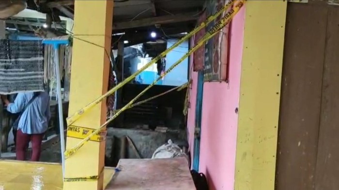 Polisi melaksanakan olah TKP ritual gaib yang tewaskan dua warga Garut