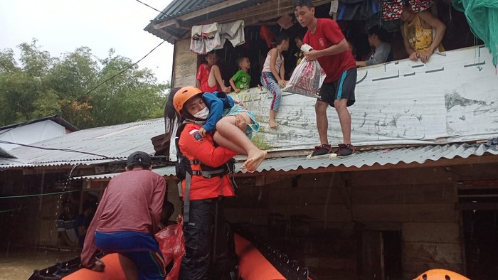 Proses evakuasi banjir di Nias (dok. SAR)