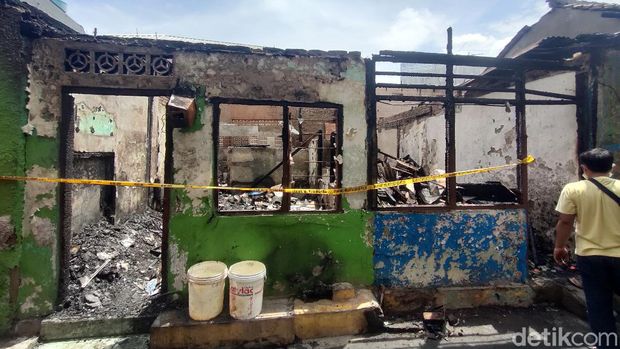 Puing dan sisa kebakaran di Kali Pasir, Cikini, Menteng, Jakarta Pusat, 18 Desember 2021. (Mulia Budi/detikcom)
