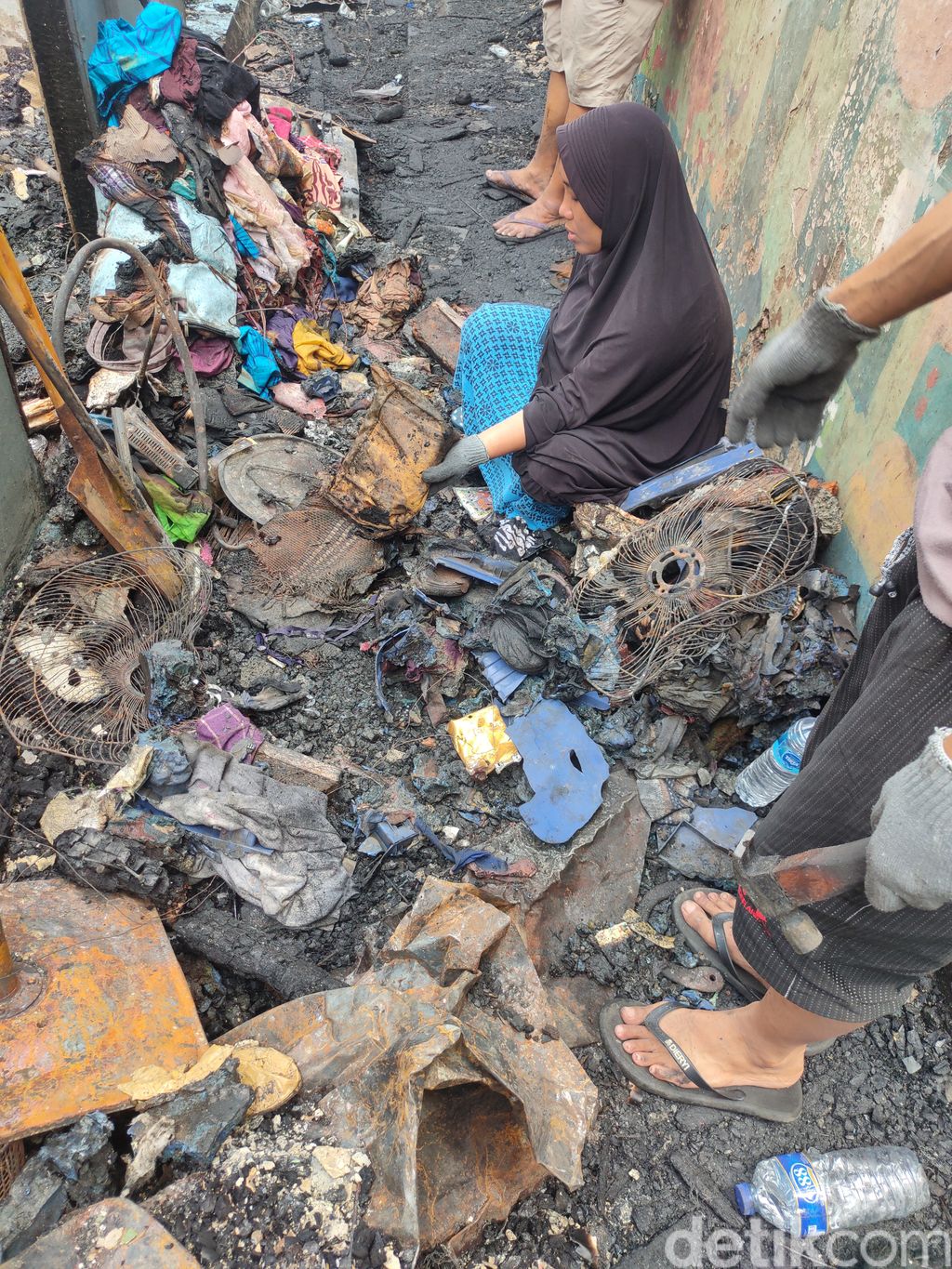 Puing dan sisa kebakaran di Kali Pasir, Cikini, Menteng, Jakarta Pusat, 18 Desember 2021. (Mulia Budi/detikcom)