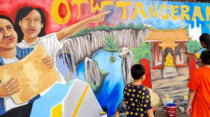 Jembatan Cikokol kini berubah semakin terlihat berwarna dan lebih indah. Hal itu karena ramainya mural yang mempercantik kota benteng tersebut.