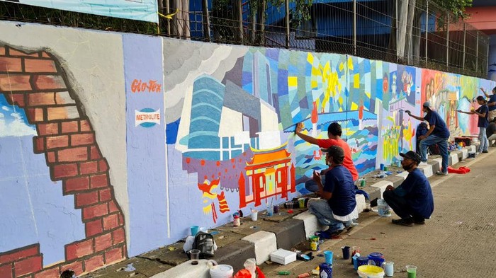 Jembatan Cikokol kini berubah semakin terlihat berwarna dan lebih indah. Hal itu karena ramainya mural yang mempercantik kota benteng tersebut.