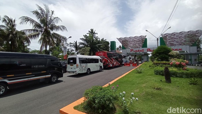 Sejumlah kendaraan mengantre masuk ke Pantai Pangandaran