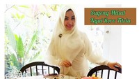 Selain kue, dirinya mendapat kiriman tumpeng berlauk lengkap. Ada orek tempe, sambal goreng kentang ati, hingga ayam goreng yang sedap.