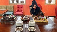 Roro Fitria dapat kejutan manis saat ulang tahun. Ada lebih dari dua kue yang ia terima dari sahabat dan rekan-rekan kerjanya.