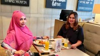 Makan siang bersama Catherine Wilson, keduanya menyantap makanan enak. Makin lengkap ditemani segelas jus jeruk yang segar.