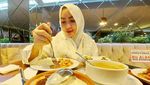 Serunya Kulineran Roro Fitria, Makan Siang di Turki hingga Bikin Sandwich
