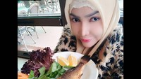 Belum lama ini Roro Fitria liburan ke Turki. Ia menikmati makan siang di sebuah restoran di Istanbul. Menu ikan panggang terlihat jadi santapannya.