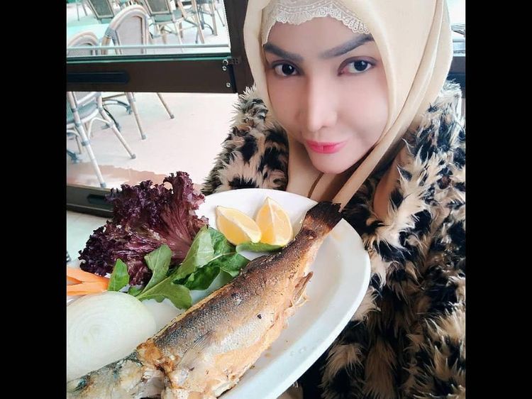 Serunya Kulineran Roro Fitria, Makan Siang di Turki hingga Bikin Sandwich