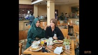 Roro sering membagikan momen kulineran seru di akun media sosialnya. Bersama temannya, ia menikmati makanan enak di hotel di Yogyakarta.