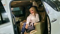 Roro Fitria lama tak terdengar kabarnya. Aktris 31 tahun ini ternyata segera menikah. Ia akan mengikat janji suci bersama seorang pria bernama Andre Irawan.