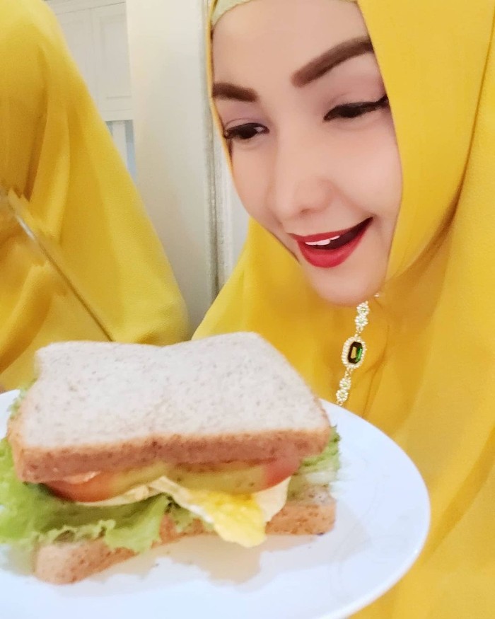 Serunya Kulineran Roro Fitria, Makan Siang di Turki hingga Bikin Sandwich Serunya Kulineran Roro Fitria, Makan Siang di Turki hingga Bikin Sandwich