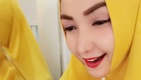 Roro Fitria unjuk kebolehan membuat makanan. Ia membuat cheese sandwich yang dilengkapi berbagai sayuran segar. Nikmat! 