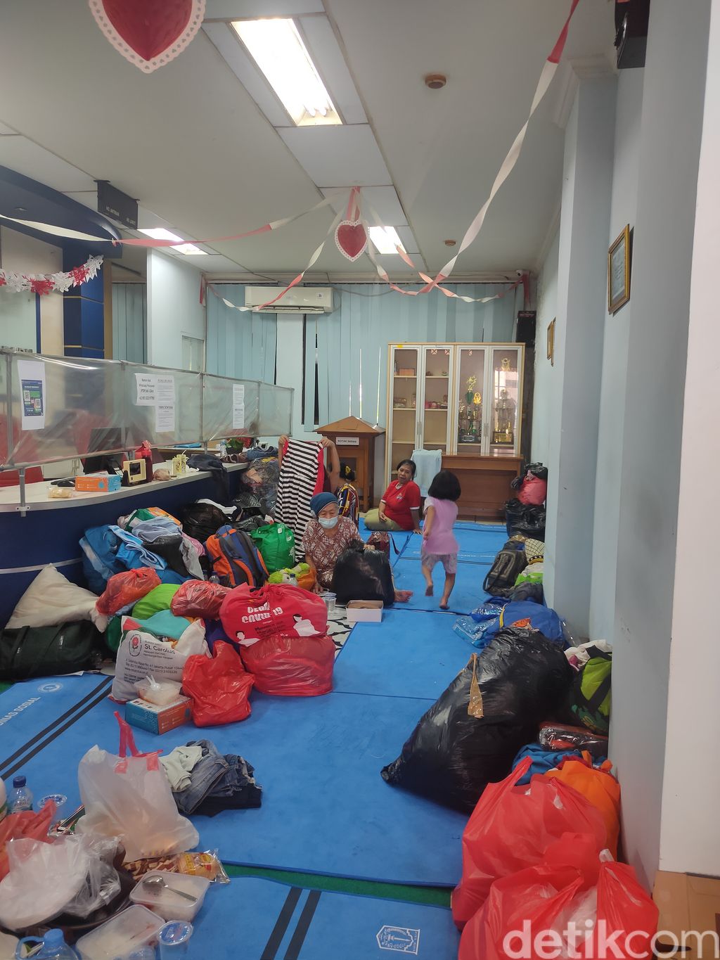 Suasana pengungsi di Cikini, dari kebakaran di Kali Pasir, Kecamatan Menteng, Jakarta Pusat, 18 Desember 2021. (Mulia Budi/detikcom)