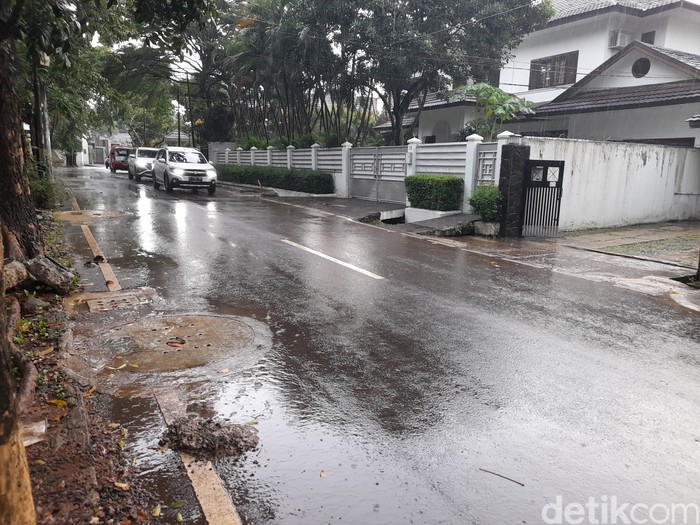 Sumur resapan di Jl Intan, Cilandak, Jakarta Selatan, 18 Desember 2021, sore. (Marteen Ronaldo Pakpahan/detikcom)