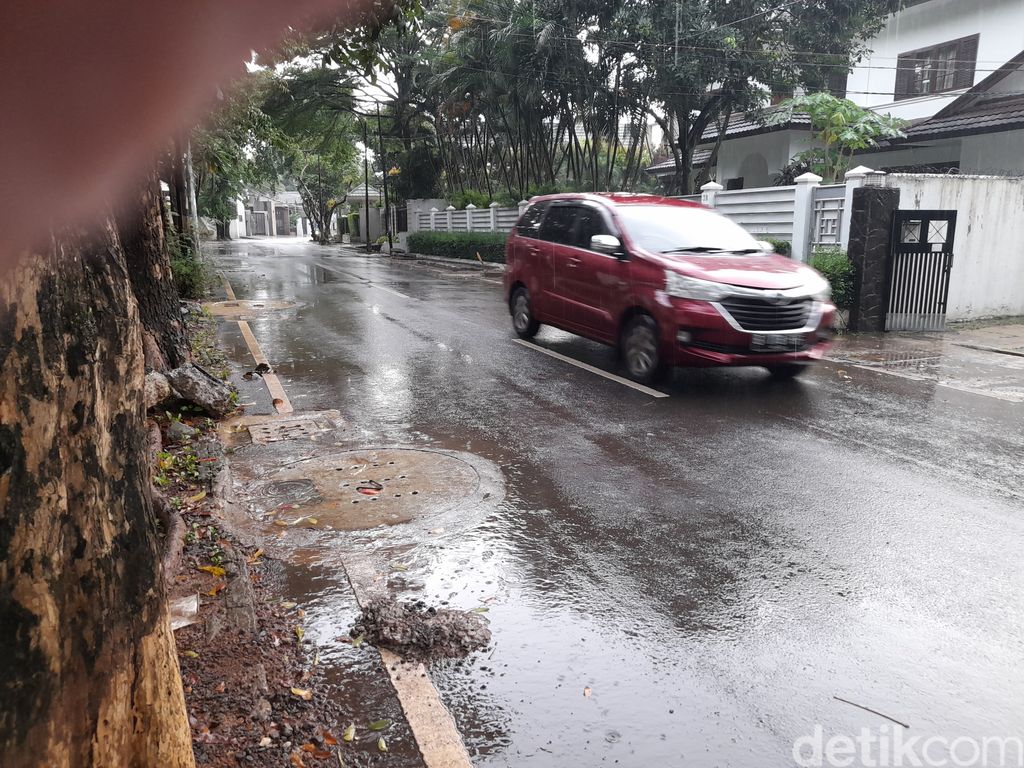 Sumur resapan di Jl Intan, Cilandak, Jakarta Selatan, 18 Desember 2021, sore. (Marteen Ronaldo Pakpahan/detikcom)