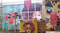 Ruangan yang dipenuhi oleh dekorasi unicorn dengan warna-warna cerah yang menggembirakan, ada di lantai dua dan tiga cafe ini. Sebelum kamu naik ke lantai dua, kamu harus memesan menu terlebih dahulu di meja kasir lantai satu. Cafe ini memiliki peraturan untuk setiap pengunjung wajib memesan satu menu makanan dan satu menu minuman
