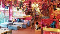 Di sini juga ada kursi berbentuk ayunan, yang jadi incaran setiap anak kecil ketika berkunjung. Ada pilihan sofa dan kursi dengan warna colorful yang bisa dipilih sesuai kenyamanan. Di lantai ini kamu juga bisa membeli aneka souvenir atau menyewa kostum unicorn untuk memperlengkap gaya fotomu.