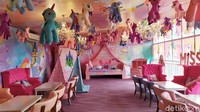 Cafe Miss Unicorn, adalah cafe pertama di Indonesia dengan tema unicorn, si kuda poni lucu dengan tanduk dari negeri khayalan. Cafe yang buka sejak tahun 2018 ini beralamat di Jl. Raya Kranggan, Jatiranggon, Jatisampurna, Bekasi, letaknya tepat di samping Tsamara Resto Bekasi.