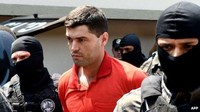 Gomes da Rocha, warga Brasil penjaga keamanan, mengaku membunuh sedikitnya 39 orang antara 2011 dan 2014. Dia dilecehkan oleh tetangganya saat umur 11 tahun dan diintimidasi di sekolah. Tapi tak ada yang benar-benar menjelaskan mengapa ia mulai melakukan aksinya di awal usia 20-an. Gomes memburu sebagian besar gadis dan wanita berambut panjang berusia antara 13 dan 29 tahun. Dia mengendarai sepeda motor ke arah mereka dan menembak mereka. Dia akhirnya tertangkap ketika polisi memasang penghalang jalan dan mencegatnya. Foto: ListverseFoto: Tiago Henrique Gomes da Rocha (Dok. BBC)