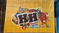 Permen cokelat isi kacang ini punya banyak penggemar. Tetapi apakah benar permen yang ini? Diberi nama H&H jangan sampai terkecoh ya jika menemukan ini di rak supermarket! Foto: Istimewa
