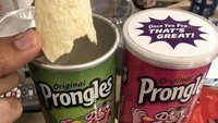 Jika biasanya pada kaleng keripik kentang ini ada si tuan kentang, kali ini sepertinya sedang pergi. Digantikan oleh gambar babi berwarna pink, camilan ini diberi nama Prongles. Foto: Istimewa