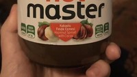Selai cokelat kacang memang lezat jika ditambahkan ke atas roti. Bukan lagi selai biasa, selai ini bahkan sudah menjadi seorang master. Berniat untuk meniru merek selai kacang ternama, selai kacang ini bernama Nut Master. Foto: Istimewa