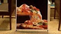 Merek pizza yang satu ini sudah tersebar di berbagai penjuru dunia. Uniknya, logo pizza yang satu ini justru terlihat seperti pencuri yang menyembunyikan wajahnya dengan topi. Foto: Istimewa
