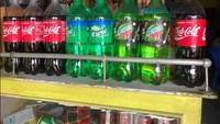 Tak hanya satu, kali ini ada tiga jenis minuman bersoda sekaligus yang memiliki nama dari plesetan merek terkenal. Ada Monsoon, Club Cola hingga Right. Serupa tapi tak sama, bagaimana ya rasanya? Foto: Istimewa