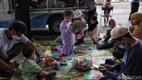 Kegiatan vaksin diwarnai dengan pameran alutista TNI dan pameran buku.