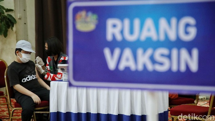 Vaksin COVID-19 di Ancol Gratis Tiket Wahana Lho Sentra Vaksinasi COVID-19 di Ancol Taman Impian hadir kembali. Kali ini menyasar anak-anak usia 12 ke atas.