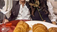 Bersama Anya Geraldine, Verrell Bramasta tampak serasi saat menikmati beberapa croissant. Foto: Instagram @bramastavrl