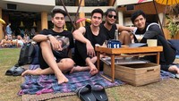 Bersama adik dan temannya, Verrel tampak santai di sebuah kafe. Foto: Instagram @bramastavrl