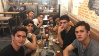 Verrell banyak memiliki teman sesama artis, seperti Al-Ghazali dan Rizky Nazaar. Mereka tampak mengunjungi sebuah kafe untuk menikmati steak dan minuman segar. Foto: Instagram @bramastavrl