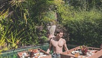 Sambil memamerkan tubuhnya yang atletis, Verrel Bramasta terlihat menikmati floating breakfast di sebuah hotel. Foto: Instagram @bramastavrl