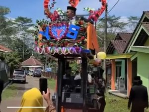 Viral! Pengantin Magelang Diarak Naik Forklift Sampai Kaki Gemetaran