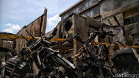 Dari keterangan warga, diduga kebakaran di RT 09, RT 10, dan RT 15 ini menghanguskan 10 motor hingga 14 tabung gas.