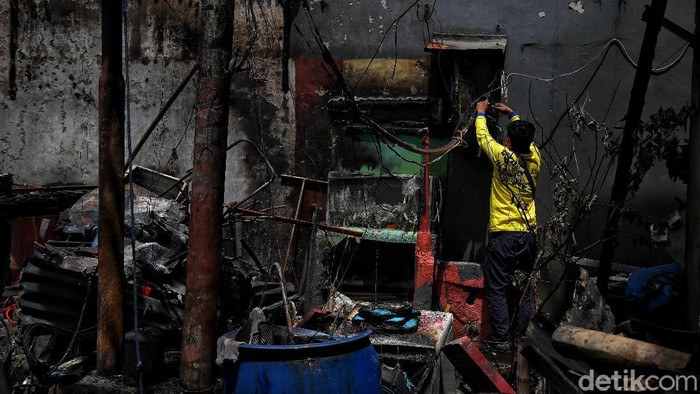 Sebanyak tiga rukun tetangga (RT) di Kali Pasir, Cikini, Menteng, Jakarta Pusat, terbakar, Jumat (17/12) malam.
