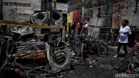 Suasana pemukiman yang kebakaran di kawasan Kali Pasir, Cikini, Menteng, Jakarta Pusat, Sabtu (18/12).