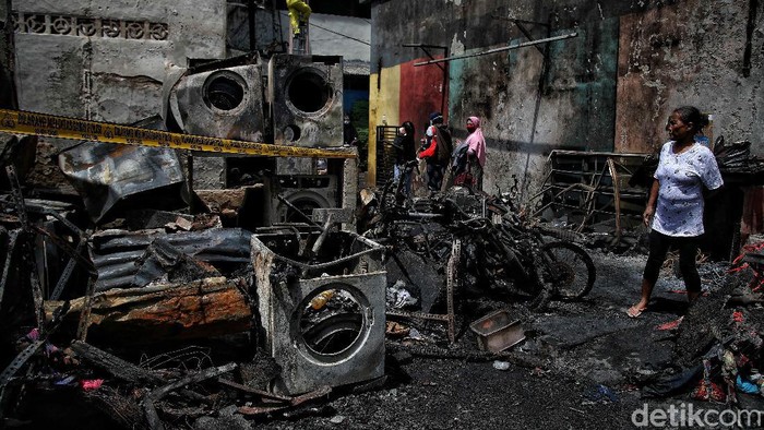 Sebanyak tiga rukun tetangga (RT) di Kali Pasir, Cikini, Menteng, Jakarta Pusat, terbakar, Jumat (17/12) malam.