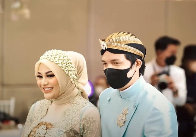 Hijab bahan paris dipilih Nia untuk acara tujuh bulanan kehamilan Aurel Hermansyah karena karakter bahannya yang ringan, mudah dibentuk dan langsung tegak di dahi dan nyaman digunakan seharian.  Foto: YouTube.