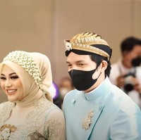 Hijab bahan paris dipilih Nia untuk acara tujuh bulanan kehamilan Aurel Hermansyah karena karakter bahannya yang ringan, mudah dibentuk dan langsung tegak di dahi dan nyaman digunakan seharian.  Foto: YouTube.